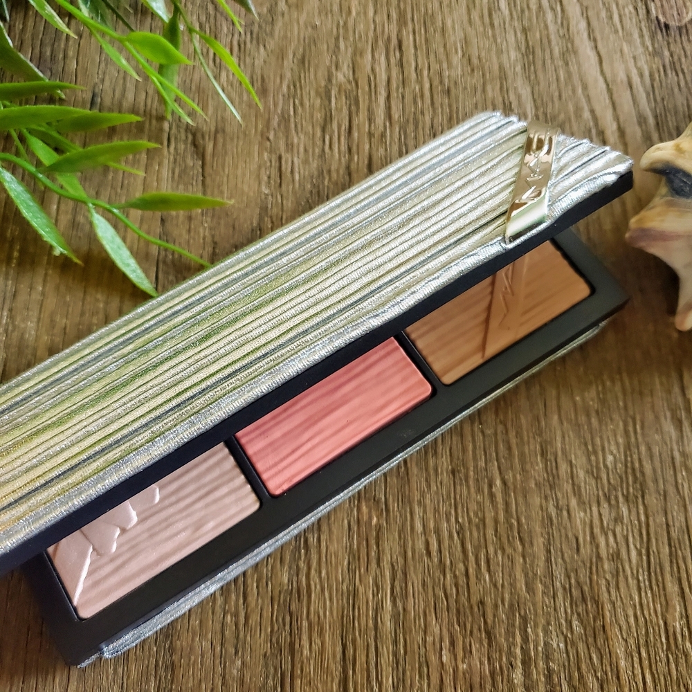 MAC shiny pretty things highlighter palette